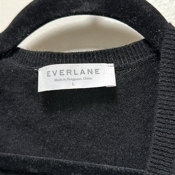 Everlane Women’s The Classic V in Cashmere - Picture 5 of 11